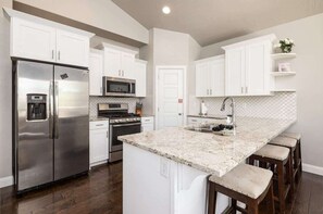 Coffee/tea maker, fridge, microwave, oven - Holiday House | Pool, Suites, Sleeps up 10 in beds (Washington)