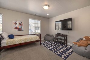 Room - Holiday House | Pool, Suites, Sleeps up 10 in beds (Washington)