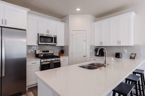 Coffee/tea maker, fridge, microwave, oven
