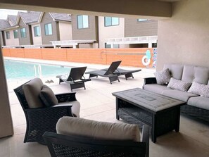 A poolside area with lounge chairs, a sofa, and a coffee table. - Lava Flow @ Heritage Point - Santa Clara (Santa Clara)
