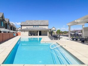 A swimming pool with lounge chairs and a covered seating area. - Lava Flow @ Heritage Point - Santa Clara (Santa Clara)