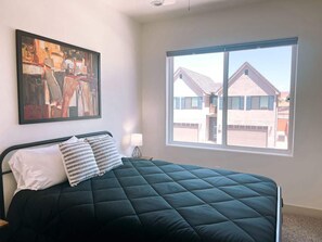 A bedroom with a bed, a window, and a painting on the wall. - Lava Flow @ Heritage Point - Santa Clara (Santa Clara)