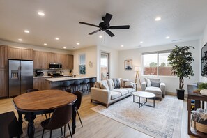 Fernseher, Videospiele, Bücher, Arbeitsbereiche