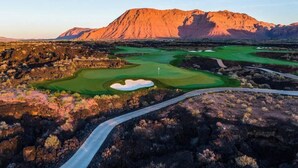 A golf course with a prominent mountain in the background, surrounded by rocky terrain. - Lava Flow @ Heritage Point - Santa Clara (Santa Clara)