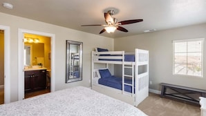 A bedroom with bunk beds, a ceiling fan, a mirror, and a window with blinds. - 3 Bed/3.5 Bath | The Casitas | Close to Adventure (Washington)