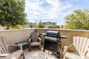 A patio with a grill, two chairs, and a table. - 3 Bed/3.5 Bath | The Casitas | Close to Adventure (Washington)