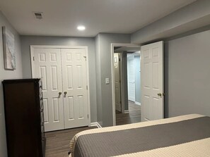 2 chambres, fer et planche à repasser, Wi-Fi, draps fournis