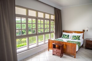 デラックス スタジオスイート | セーフティボックス (室内)、客室ごとに異なるインテリア、デスク、アイロン / アイロン台