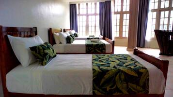 Penthouse Eksekutif | Brankas, dilengkapi dengan perabotan berbeda-beda, dan meja kerja