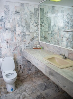 Shower, towels - Yatu Lau Lagoon Resort  (Pacific Harbour)