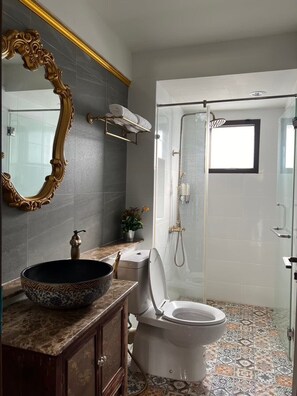 Shower, hair dryer, towels, soap - 5 minutes walk to ICONSIAM! Private room with bathroom (Krung Thep Maha Nakhon)