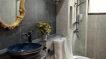 シャワー、ヘアドライヤー、タオル、石鹸