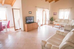 TV - Villa with pool and garden terrace (Buići)