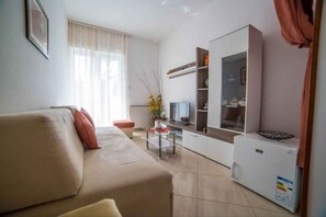TV - Holiday apartment with terrace and barbecue (Poreč)