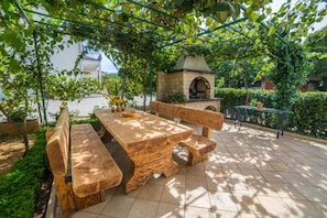 Outdoor dining - Holiday apartment with terrace and barbecue (Poreč)