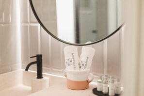 Estudi en suite de disseny | Bany | Dutxa, capçal de dutxa tipus cascada i articles de tocador gratuïts