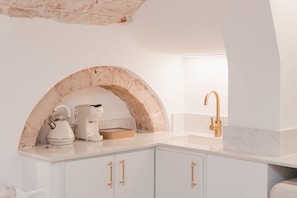 Estudi en suite de disseny | Cuina privada | Frigorífic gran, placa de cuina, cafetera exprés i cafetera i tetera