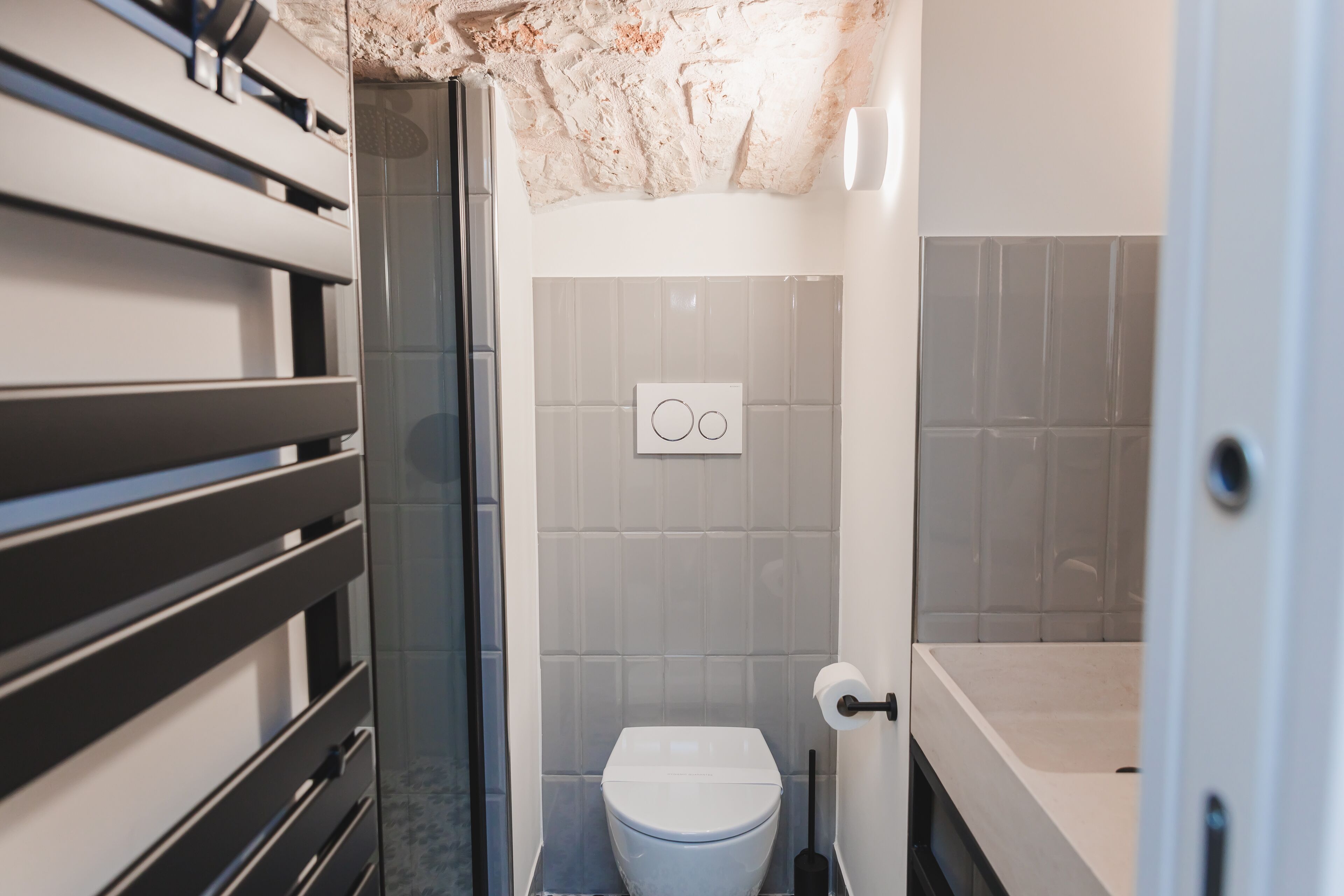 Suite estudio de diseñador | Baño | Regadera, regadera tipo lluvia, amenidades de baño gratuitas 