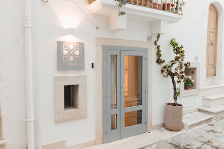 Front of property. Dimore Bianche Santa Lucia 17