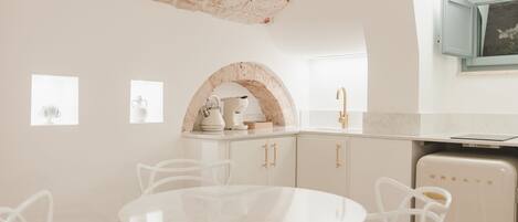 Suite estudio de diseño | Zona de estar | Smart TV de 32 pulgadas con canales digitales, además de Netflix, libros