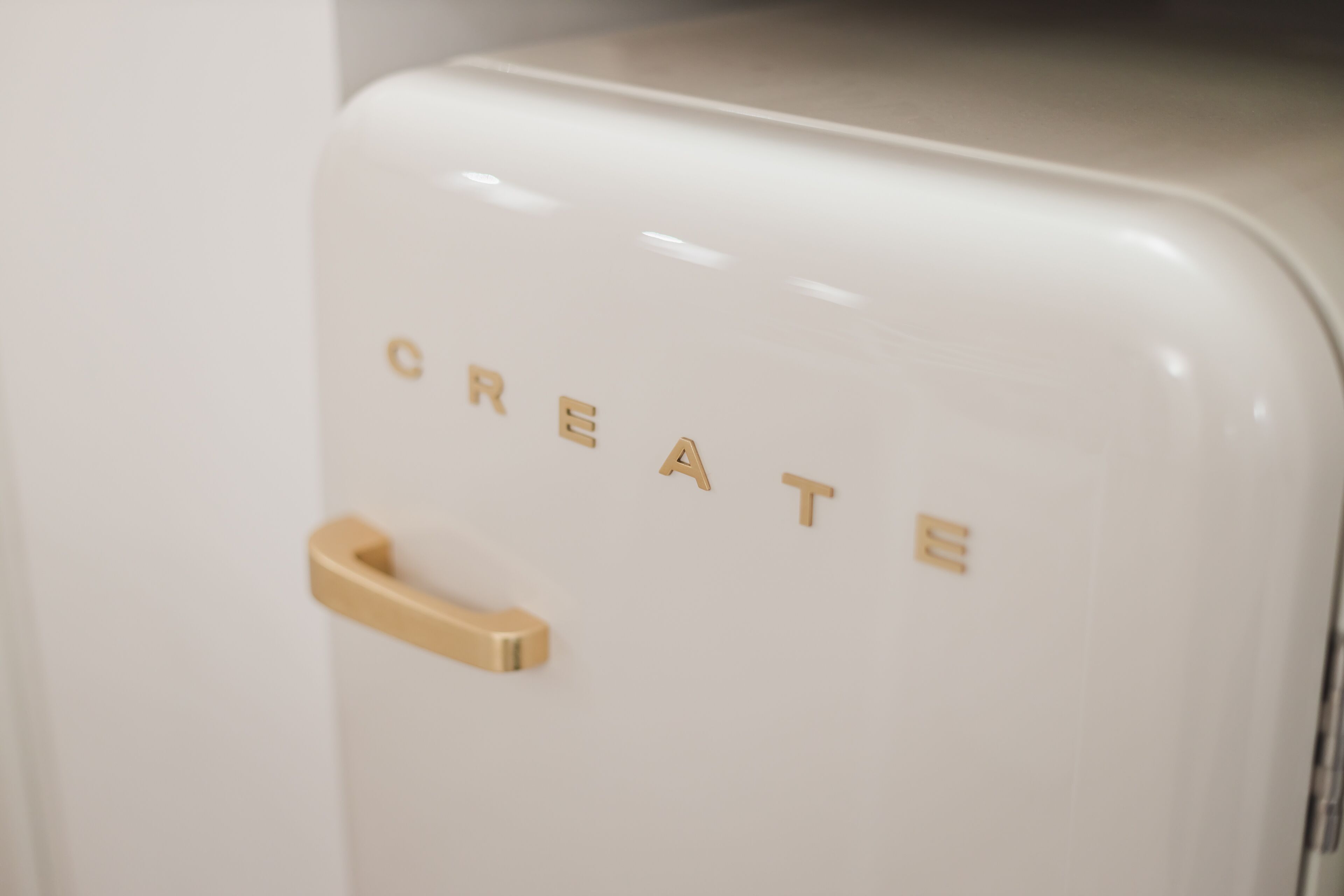 Un appareil électroménager blanc sur lequel est inscrit le mot « CREATE ».