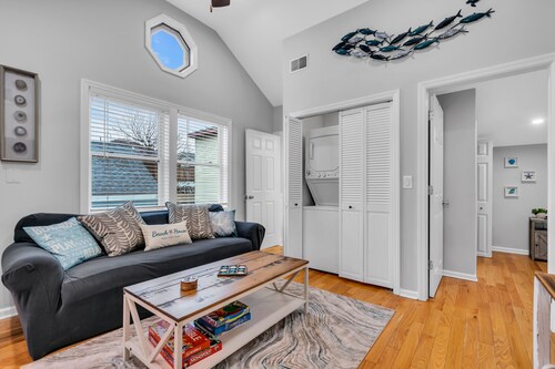 Walk to beach! 4 Beach Badges Included. BBQ + Fire Pit. Towels and Linens incl.