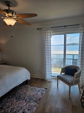 2 bedrooms, desk, iron/ironing board, free WiFi - Perfectly located Lake Hamilton lake front condo. 5 miles to Oaklawn Race Track (Lake Hamilton)