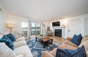 Smart TV, books - Perfectly located Lake Hamilton lake front condo. 5 miles to Oaklawn Race Track (Lake Hamilton)