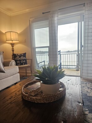 Smart TV, books - Perfectly located Lake Hamilton lake front condo. 5 miles to Oaklawn Race Track (Lake Hamilton)