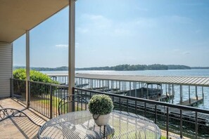 Terrace/patio - Perfectly located Lake Hamilton lake front condo. 5 miles to Oaklawn Race Track (Lake Hamilton)