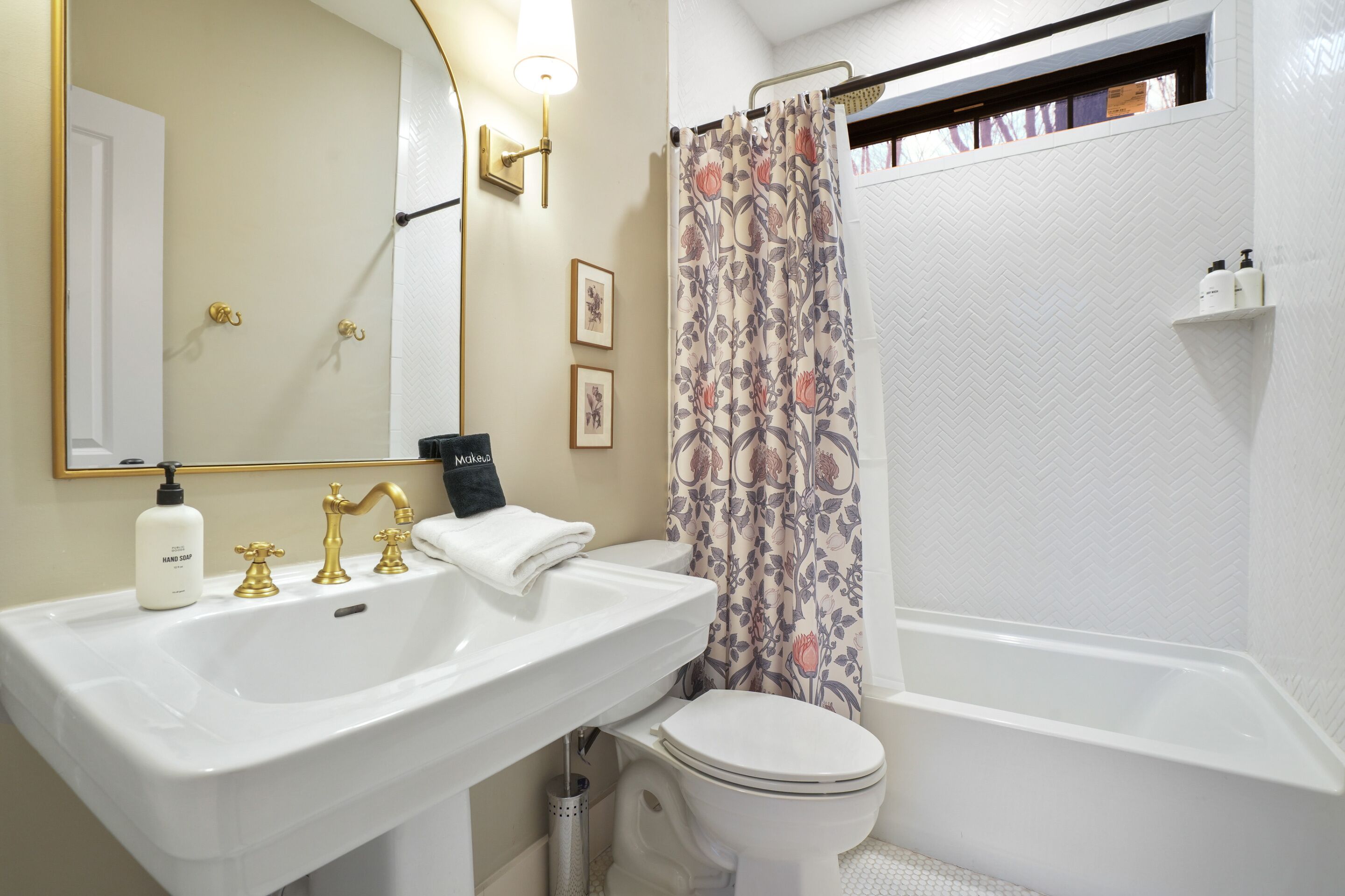 Towels, soap, shampoo, toilet paper