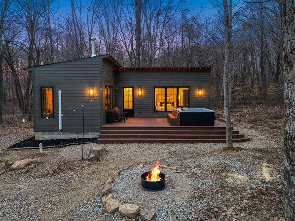 Outdoor spa tub - Virginia's House | Hocking Hills (Creola)
