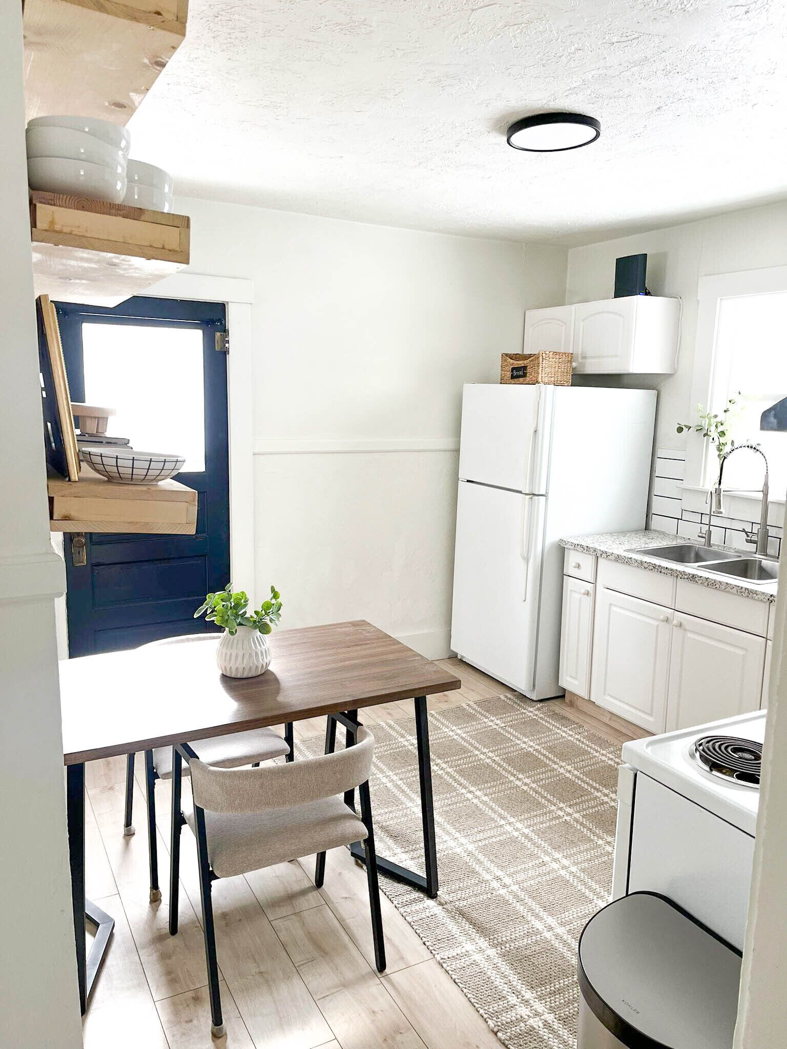 Fridge, stovetop