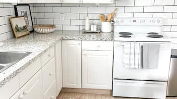 Fridge, stovetop