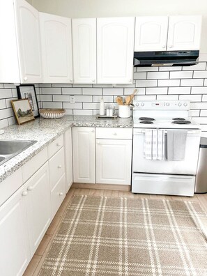 Kjøleskap og kokeplater