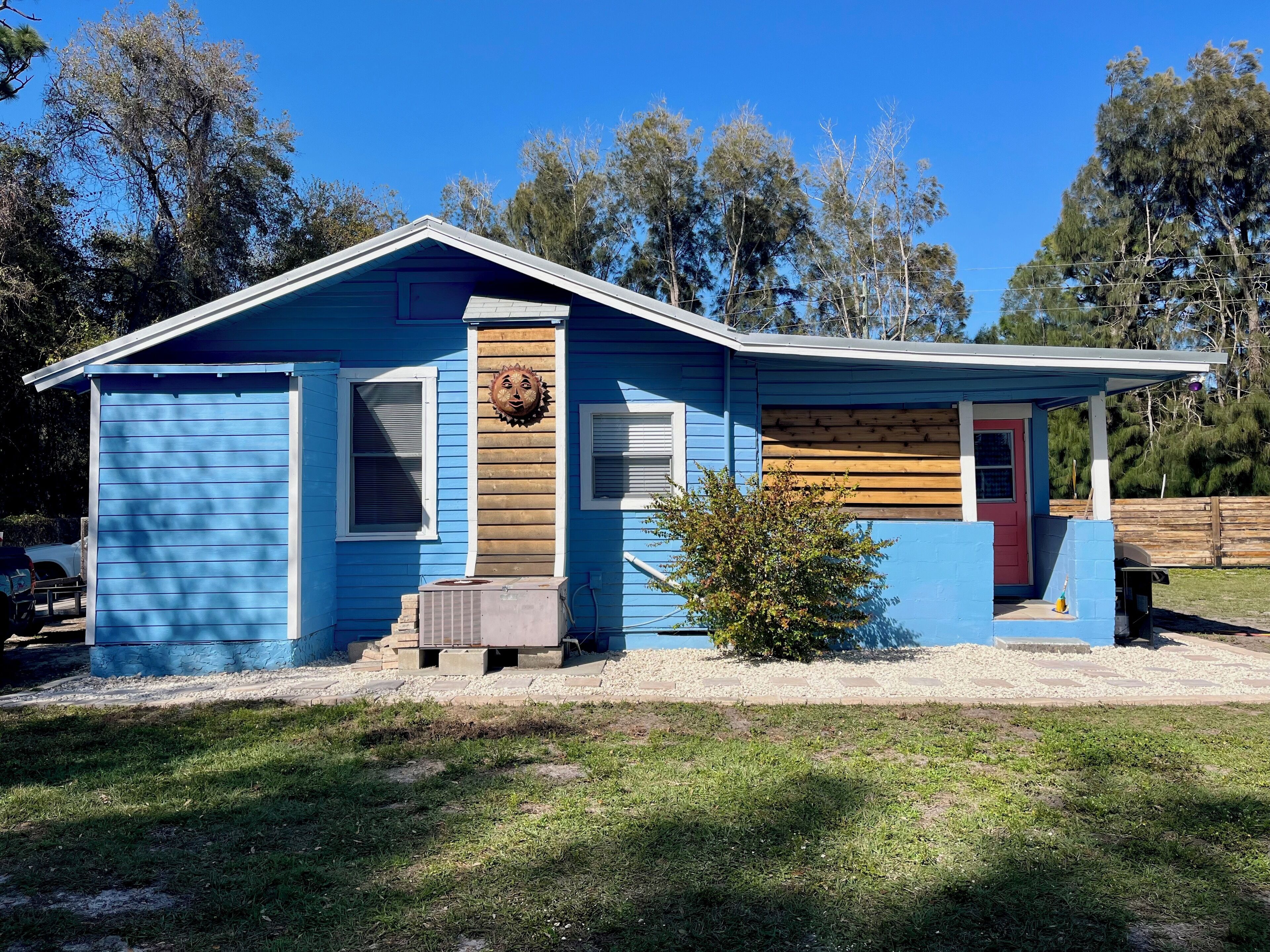 The Crab Shack- cozy bungalow, screened porch, close to beaches, walk to parks!