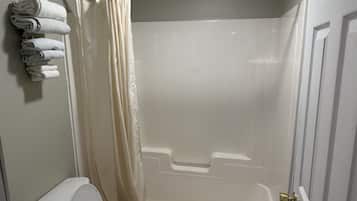 Chambre Standard, plusieurs lits, non-fumeurs | Salle de bain | Serviettes fournies