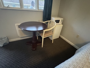 Standard Room, 1 Queen Bed, Non Smoking | In-room dining
