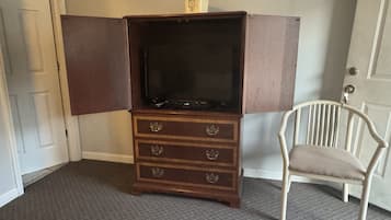 Standard Room, 1 Queen Bed, Non Smoking | 1 bedroom, blackout drapes, free WiFi, bed sheets