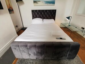 5 bedrooms, iron/ironing board, WiFi, bed sheets - Blackpool Townhouse (Blackpool)