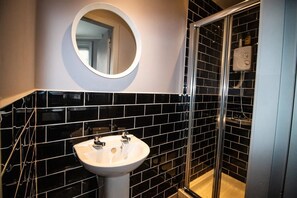 Chuveiro, secador de cabelo, toalhas de banho, sabonete