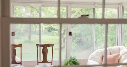 Golden House: Sleeps 12 • Cozy + Modern - close to UK, Summit + Keeneland!