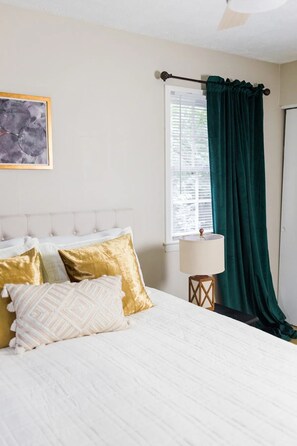 5 bedrooms, iron/ironing board, WiFi, bed sheets - Golden House: Sleeps 12 • Cozy + Modern - close to UK, Summit + Keeneland! (Lexington)