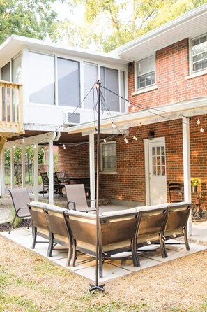 Outdoor dining - Golden House: Sleeps 12 • Cozy + Modern - close to UK, Summit + Keeneland! (Lexington)