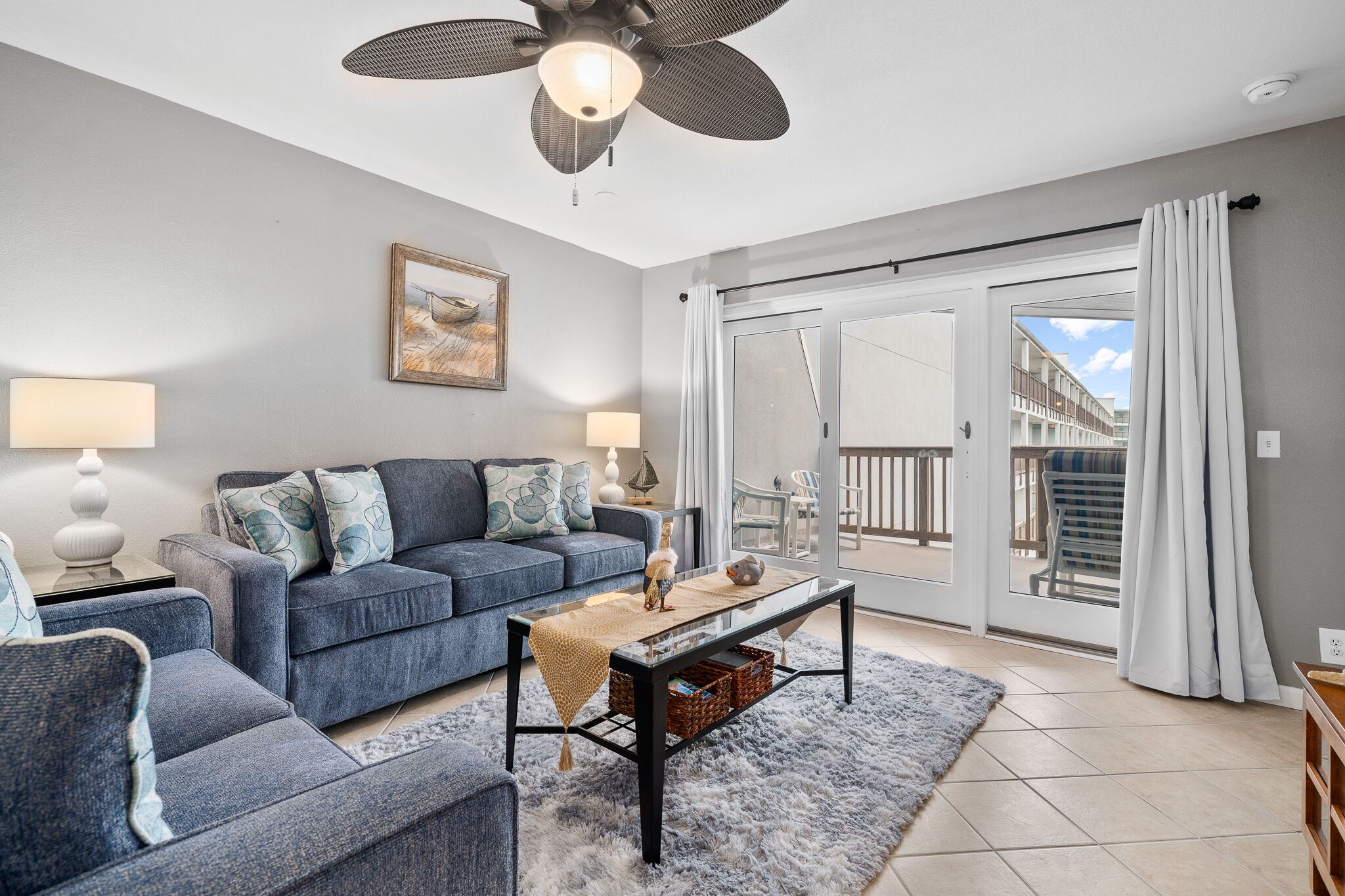 テレビ、テーブルサッカー台、卓球台、書庫