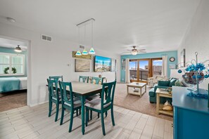 Télévision, baby-foot, table de tennis de table, livres