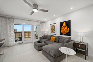 Televisión, futbolito, tenis de mesa y libros 