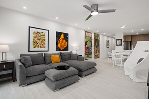 Fernseher, Tischfußball, Tischtennisplatte, Bücher