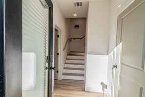 Interior - Luxury Charming 3BR Gated/Houston Down-town/Free Wi-Fi/8 Guests (Houston)