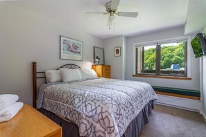 1 soverom, skrivebord, strykejern/-brett og reiseseng for barn